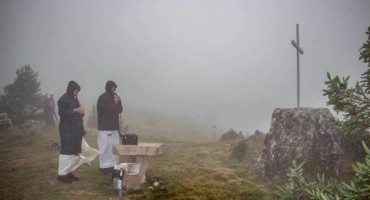 Fotografija godine: Nesalomljivi fratri u oluji!