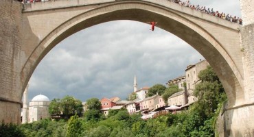 Skok sa Starog mosta u čast Halidu Bešliću
