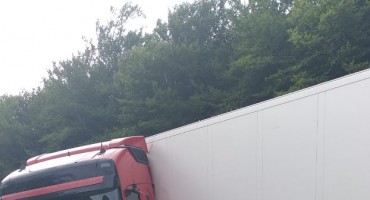 Tomislavgrad: Kamion proklizao i popriječio cestu