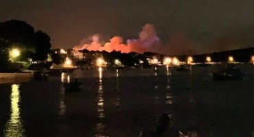 Požar na Zrću! Evakuirano 10.000 ljudi: Vatrogasci se bore s vatrom, u pomoć stigli i kanaderi