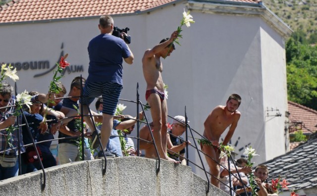 Skokom bez aplauza Mostar odao počast žrtvama Srebrenice