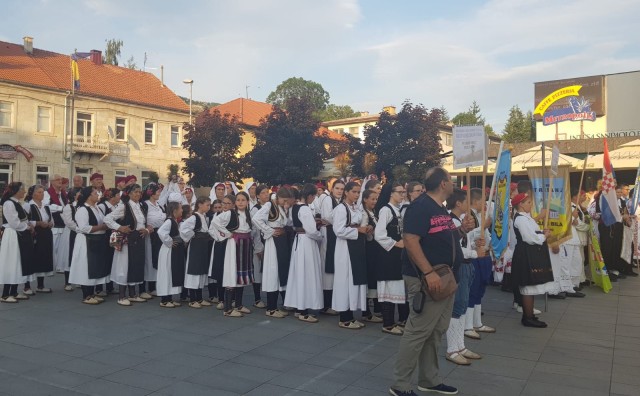 Smotra folklora u Livnu: Gosti iz BiH i Hrvatske oduševljeni ljubaznošću domaćina