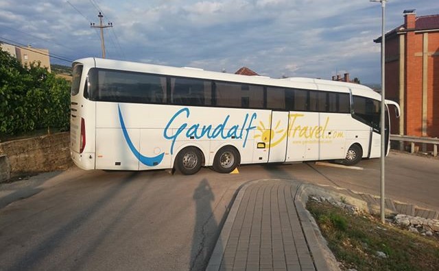 Autobus iz Poljske “zaglavio” u Grudama, izvlačio ga traktor