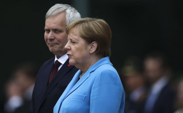  Što se događa s kancelarkom? U tri tjedna tri puta: Angela Merkel opet se tresla, i to dugo 