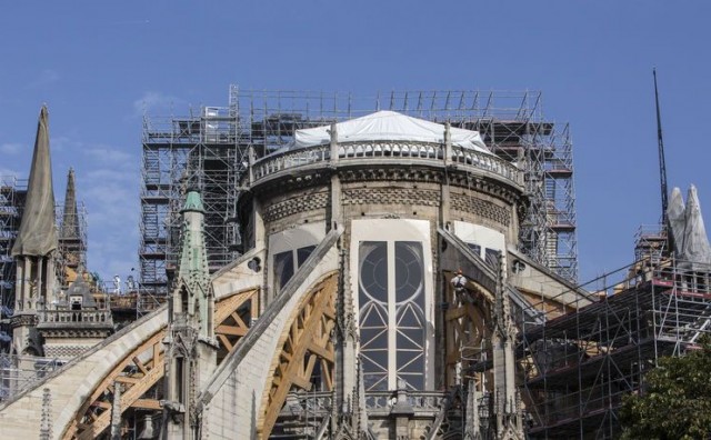 Zbog rekordno visokih temperatura prijeti urušavanje stropa katedrale Notre-Dame