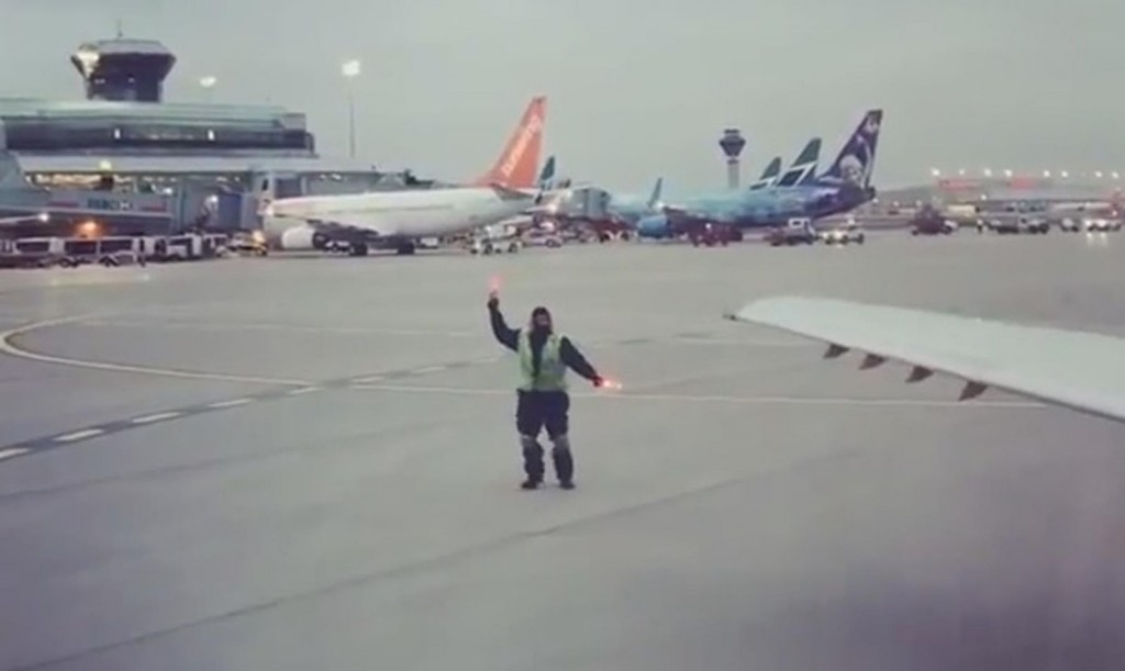 Zaposlenik aerodroma zabavljao putnike, mnogi zgroženi: Dao bih mu otkaz odmah