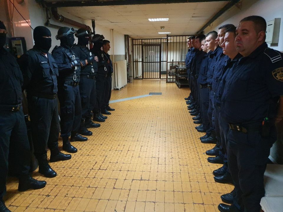 Policija pretresa KPZ: Traže drogu i oružje