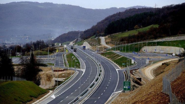 Kolnici su suhi ili djelomično vlažni i skliski.
