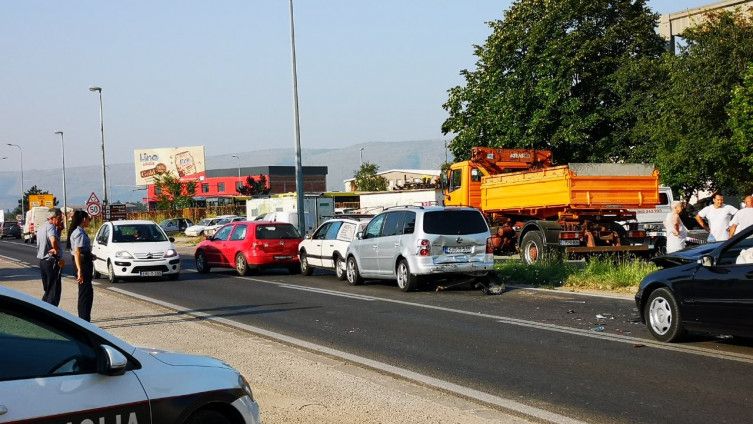 Jedna osoba ozlijeđena u lančanom sudaru u Mostaru