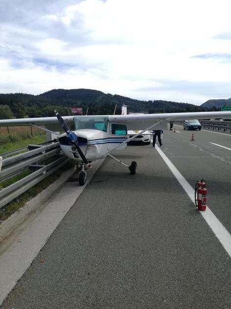 Avion sletio na autocestu