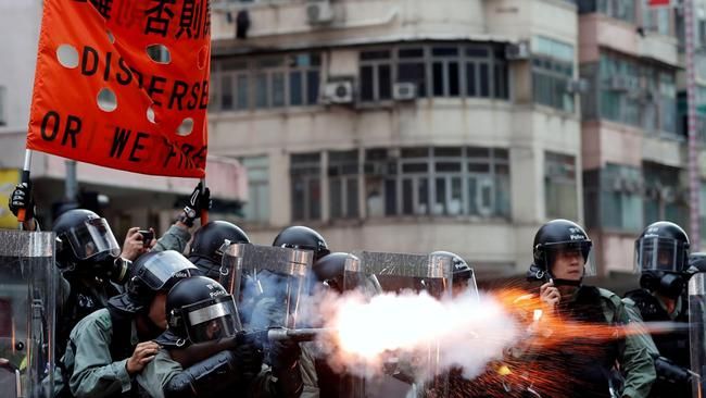Zbog prosvjeda prekinut zračni promet u Hong Kongu