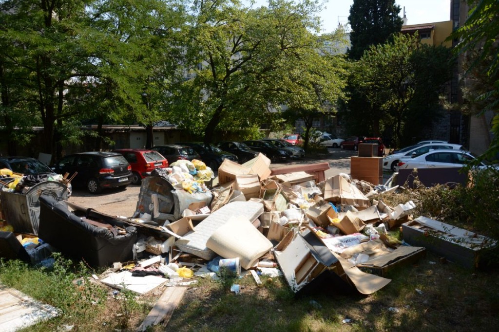 Mostar: Kauči, fotelje, ormari evo sve što možete pronaći u naselju