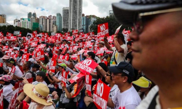 Tisuće prosvjednika na ulicama Hong Konga usprkos policijskoj zabrani
