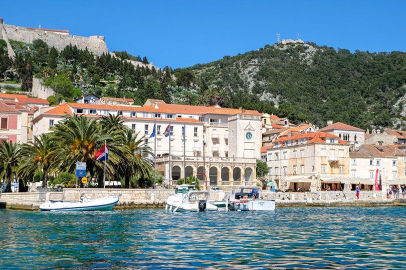 Talijanski turist preminuo na Hvaru od trovanja hranom, četiri osobe prebačene u bolnicu