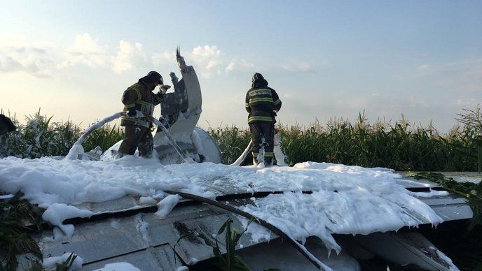 Avion sletio u polje nakon što je udario u jato ptica