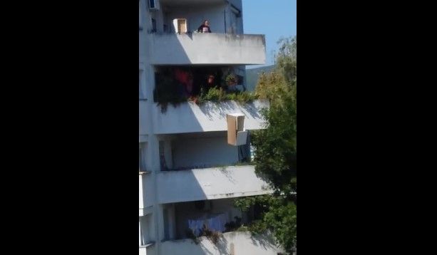 Bacao namještaj s 4. kata zgrade u središtu Čapljine