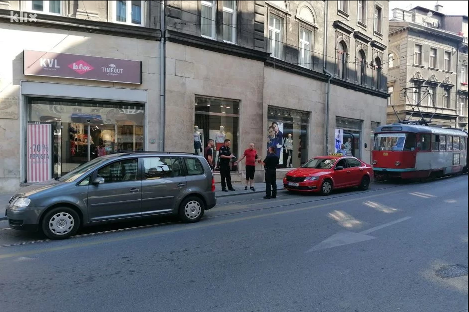 Zbog sudara dva automobila tramvajski promet bio u prekidu