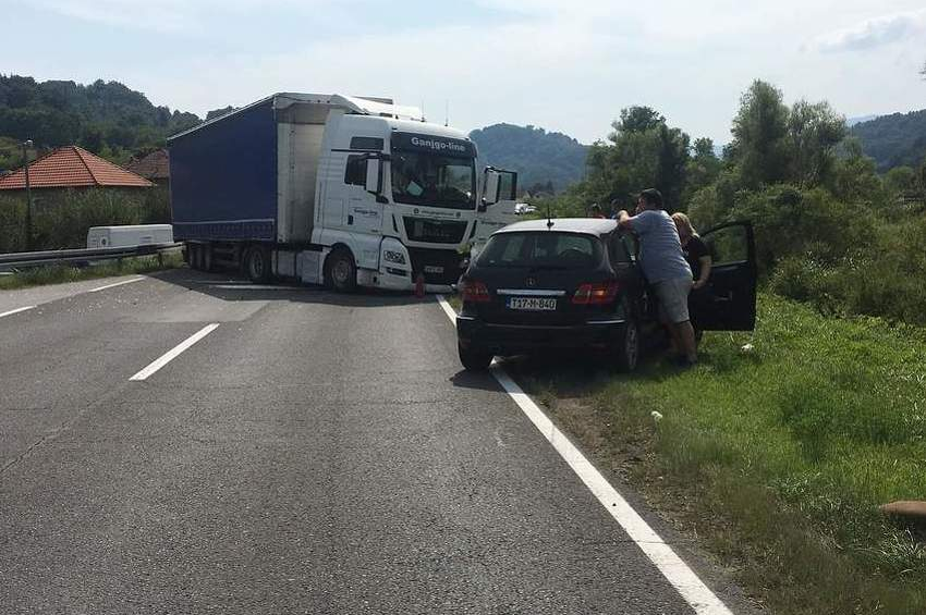 Vozač Škode ozlijeđen u sudaru s kaminom kod Maglaja