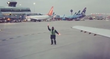 Zaposlenik aerodroma zabavljao putnike, mnogi zgroženi: Dao bih mu otkaz odmah