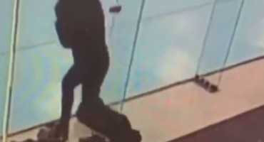 Djevojka udarala glavom o staklo, tek iz treće  pokušaja pogodila izlaz