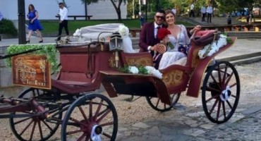 MLADENCI ODUŠEVILI LJUBUŠAKE: Kočijom do Humca na vjenčanje i vožnja kroz Ljubuški do hotela
