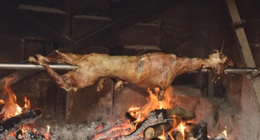 Sinu i unucima prijetio smrću zbog – janjca na ražnju