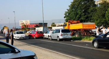 Jedna osoba ozlijeđena u lančanom sudaru u Mostaru 