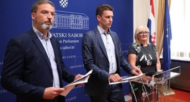 Božo Petrov: Pupovac se treba ispričati