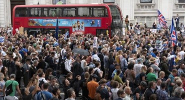 Tisuće ljudi na protestima u gradovima širom Britanije