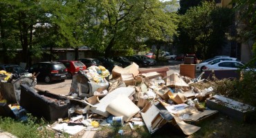 Mostar: Kauči, fotelje, ormari evo sve što možete pronaći u naselju