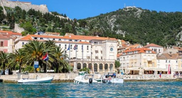 Talijanski turist preminuo na Hvaru od trovanja hranom, četiri osobe prebačene u bolnicu