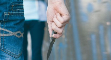 Srbin usred kafića u Beču djevojci stavio nož pod vrat, jedva ga obuzdali