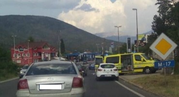 Još jedna teška prometna u Mostaru: Maloljetnik teško ozlijeđen u sudaru motocikla i automobila