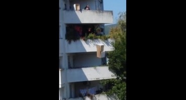 Bacao namještaj s 4. kata zgrade u središtu Čapljine