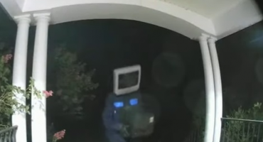 Nadzorne kamere snimile bizarnu scenu koja se noću odvijala ispred njihovih kuća