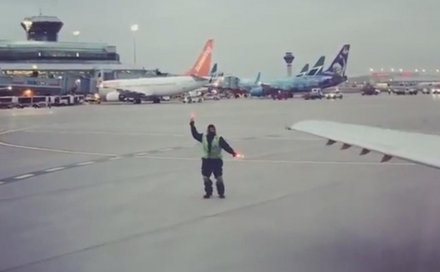 Zaposlenik aerodroma zabavljao putnike, mnogi zgroženi: Dao bih mu otkaz odmah