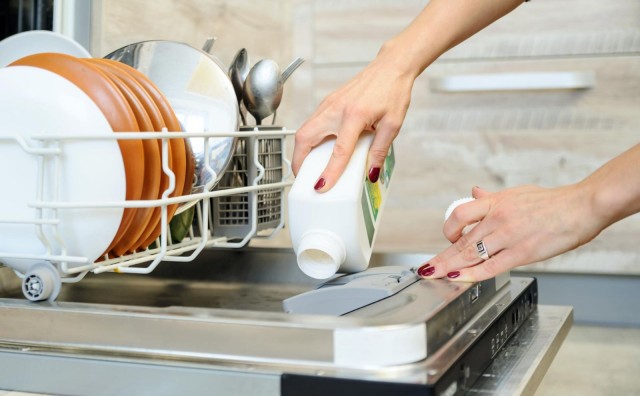 Je li jeftinije suđe prati na ruke ili u perilici? Nijemci imaju odgovor