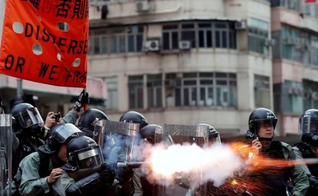 Zbog prosvjeda prekinut zračni promet u Hong Kongu