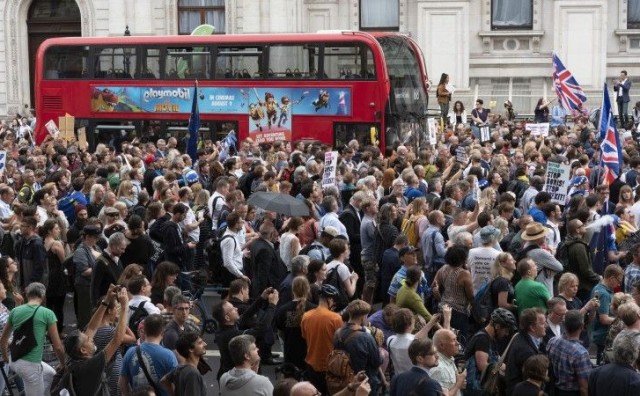 Tisuće ljudi na protestima u gradovima širom Britanije