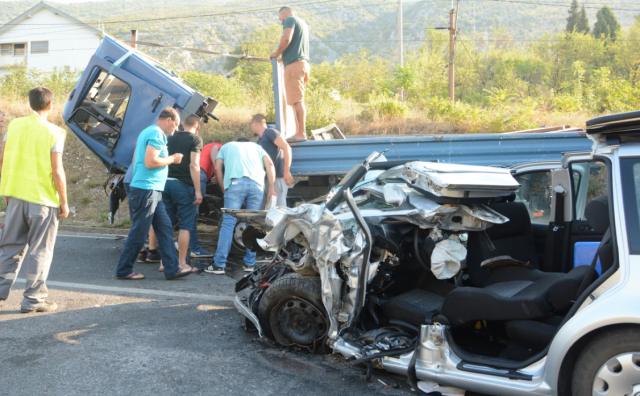 Stravična prometna nesreća u Mostaru: Pogledajte fotografije automobila u kojima su poginule dvije osobe