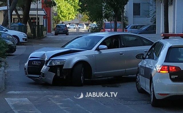 Mostar: Audi udario u drvo blizu Starog tržnog centra