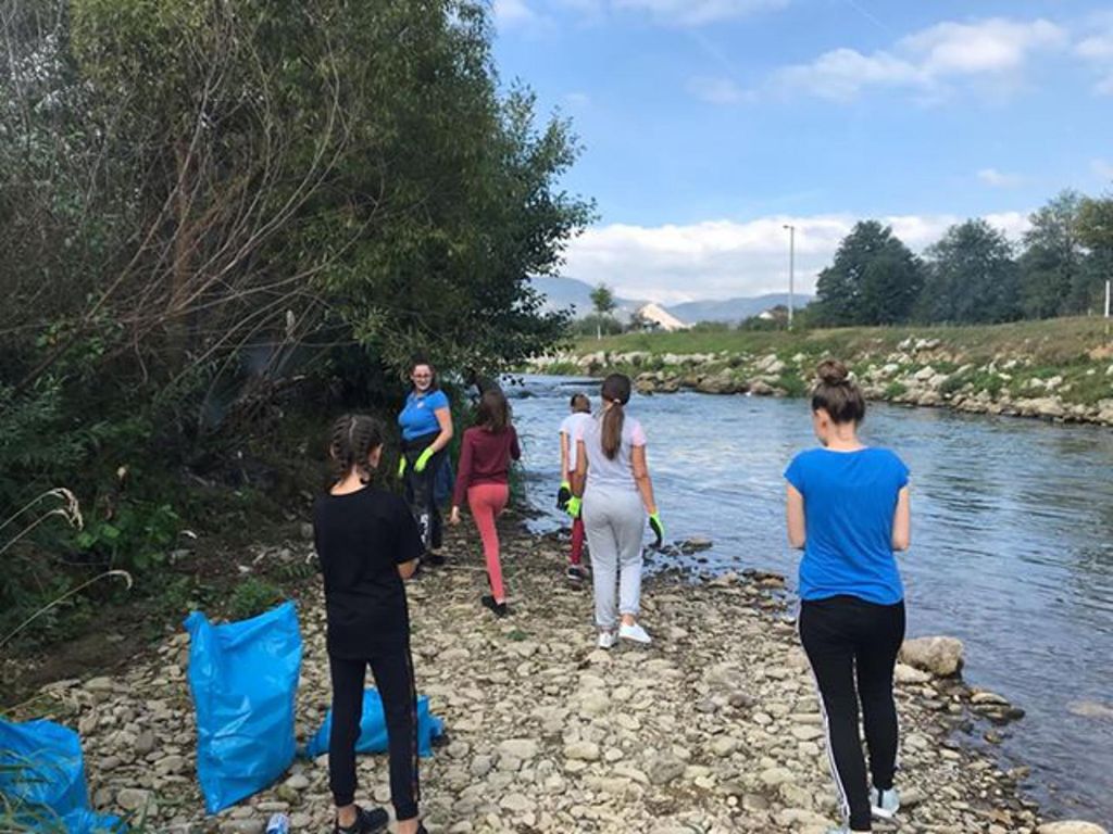 Mladi u Vitezu očistili korito rijeke Lašve
