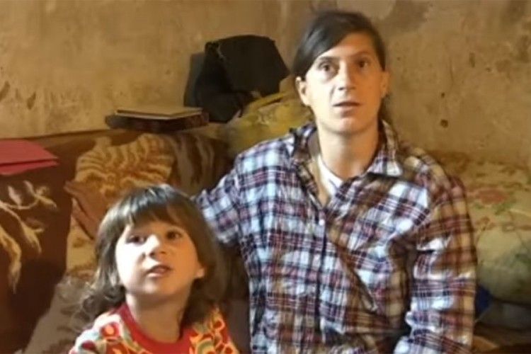 Samohrana majka sa svojom kćerkom živi u kući od blata: 'Voljela bih tortu za rođendan'
