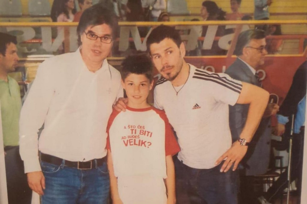 Nikad objavljene fotografije! Prepoznajete li dječaka u društvu istinskih legendi?