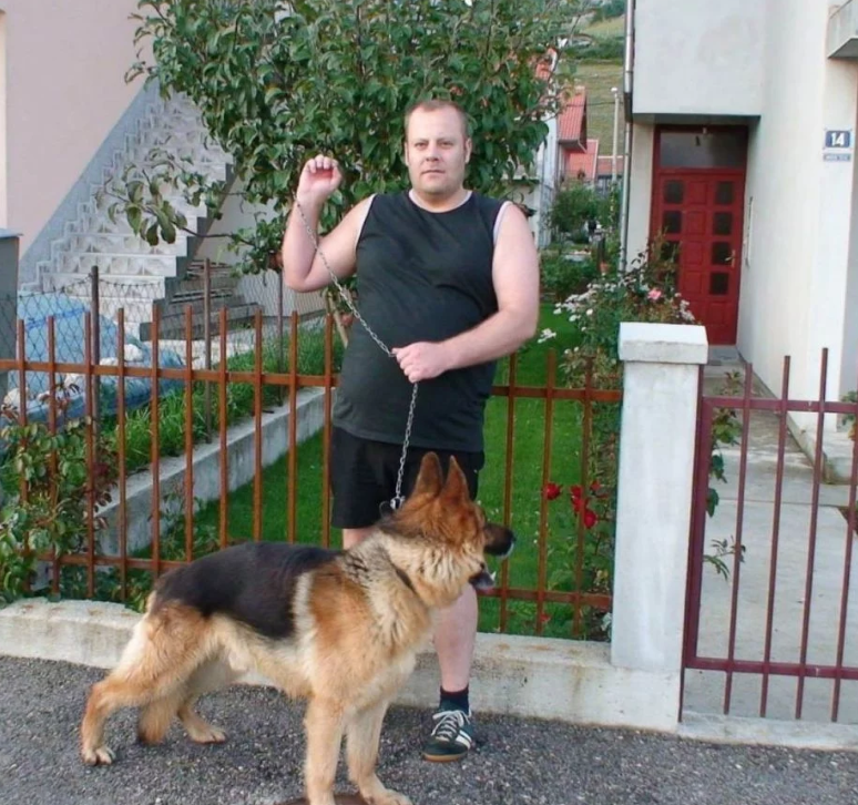 Ovo je muškarac koji je vršio nuždu na ulazu u džamiju u Gacku