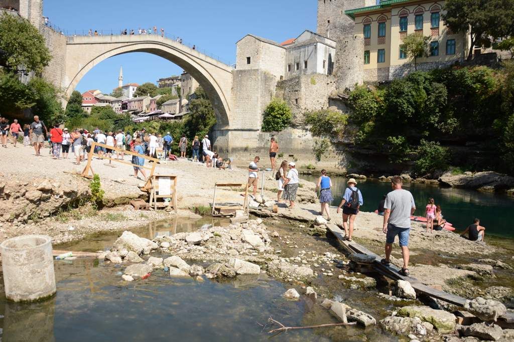Dobra turistička sezona u Mostaru, Stari most 'preplavljen' turistima