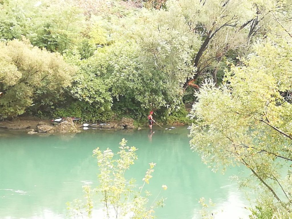 Još nije poznat identitet osobe čije je tijelo izvučeno iz Neretve, muškarac je na sebi imao kariranu košulju i šorc