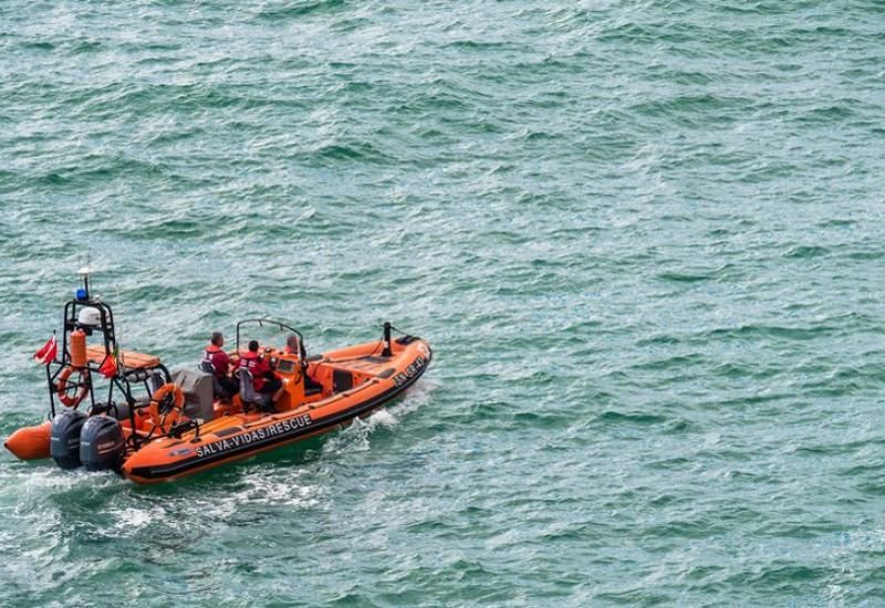 Potonuo brod u Atlantiku kojim je upravljao Hrvat, traga se za 11 osoba