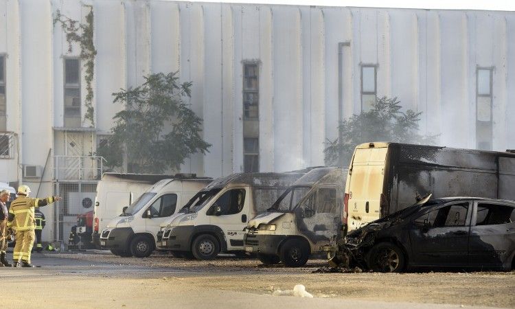 Požar na splitskom Transportnom terminalu, izgorjelo osam kombija