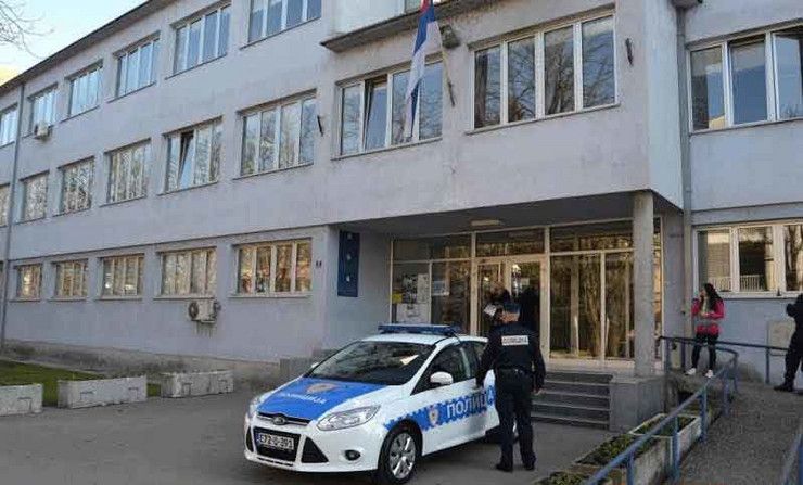 Maskirani razbojnici prijeteći nožem opljačkali sportsku kladionicu